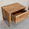 Comodino Atlanta in rovere massiccio, 56,2 x 38,2 x 47 cm | NordicStory