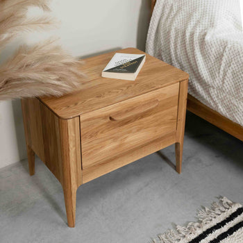 Comodino Atlanta in rovere massiccio, 56,2 x 38,2 x 47 cm | NordicStory