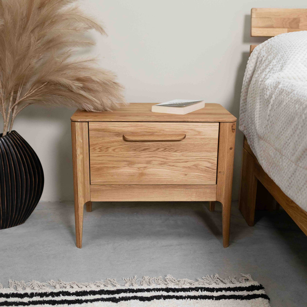 Comodino Atlanta in rovere massiccio, 56,2 x 38,2 x 47 cm | NordicStory