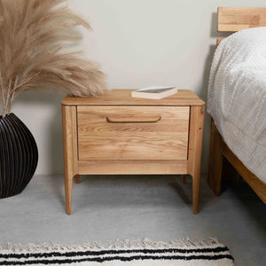 Comodino Atlanta in rovere massiccio, 56,2 x 38,2 x 47 cm | NordicStory
