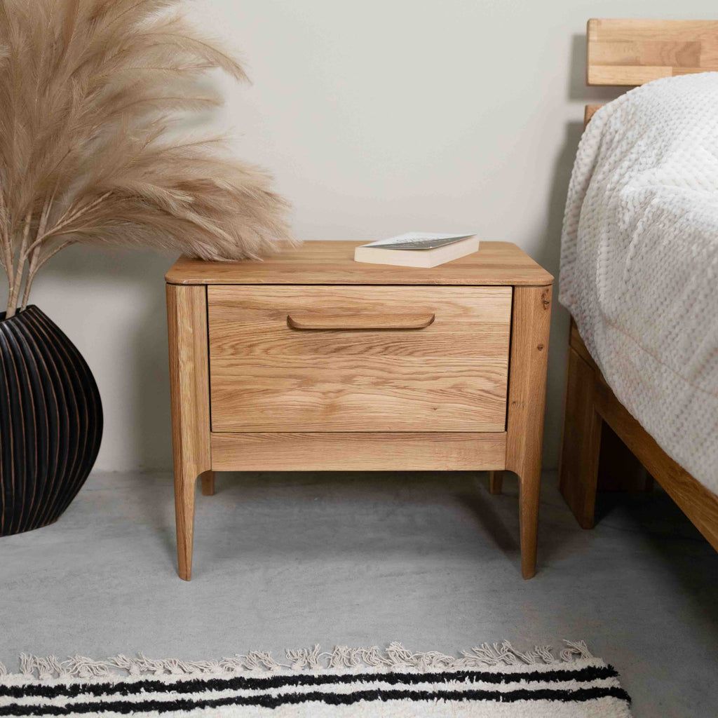 Comodino Atlanta in rovere massiccio, 56,2 x 38,2 x 47 cm | NordicStory