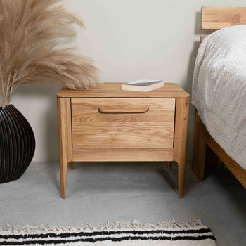 Comodino Atlanta in rovere massiccio, 56,2 x 38,2 x 47 cm | NordicStory