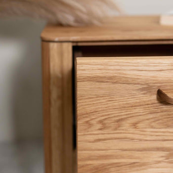 Comodino Atlanta in rovere massiccio, 56,2 x 38,2 x 47 cm | NordicStory