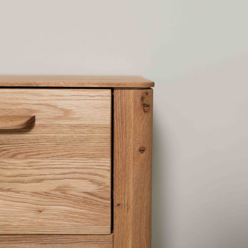 Comodino Atlanta in rovere massiccio, 56,2 x 38,2 x 47 cm | NordicStory