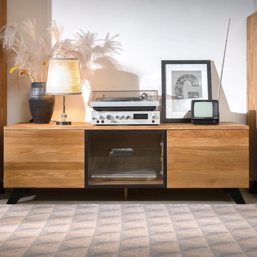 NordicStory Mobile TV in rovere massiccio con gambe in metallo nero Moritz