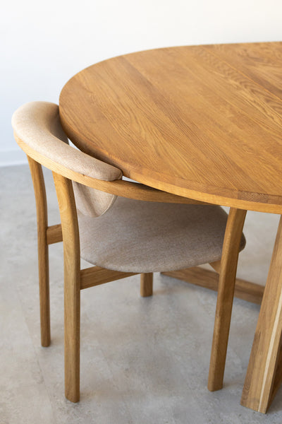 NordicStory Confezione da 4 sedie da pranzo Alexis, struttura in rovere massiccio, rivestimento beige