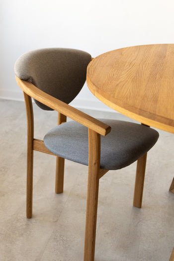 NordicStory Confezione da 2 o 4 sedie da pranzo Alexis, struttura in rovere massiccio, rivestimento grigio nordico
